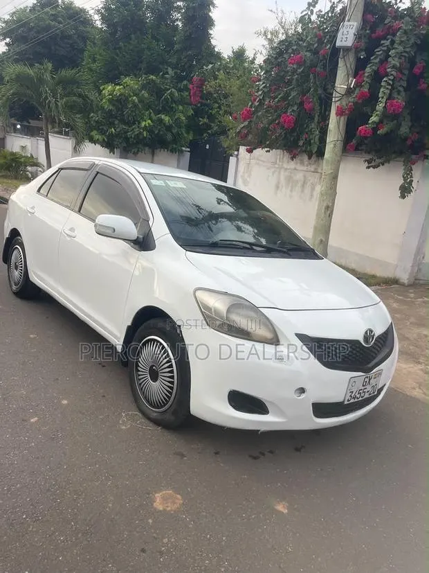 Toyota Belta 2010 White · Photo 1