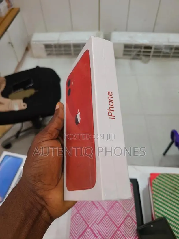 New Apple iPhone 11 128 GB Red · Photo 1