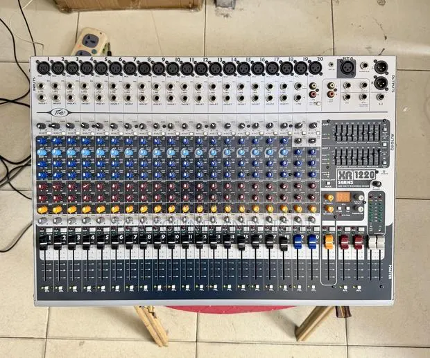Peavey Xr 1220 20 Channels Powered Mixer · Photo 1