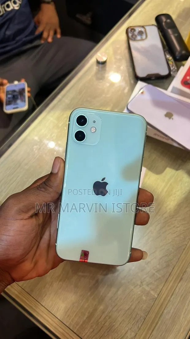 New Apple iPhone 11 64 GB Purple · Photo 1