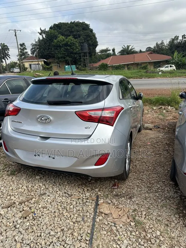 Hyundai Elantra SE 4dr Sedan (1.8L 4cyl 6A) 2015 Silver · Photo 1