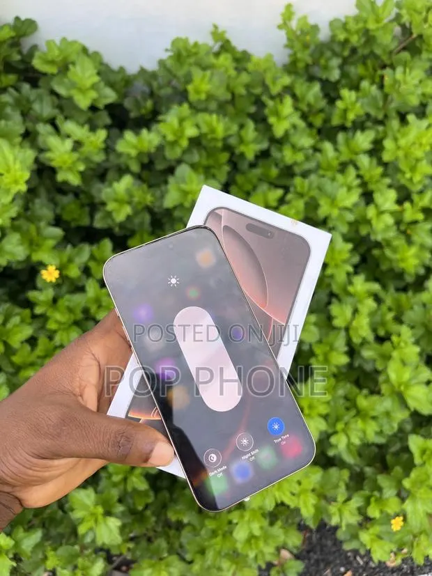 Apple iPhone 16 Pro Max 256 GB Gold · Photo 1