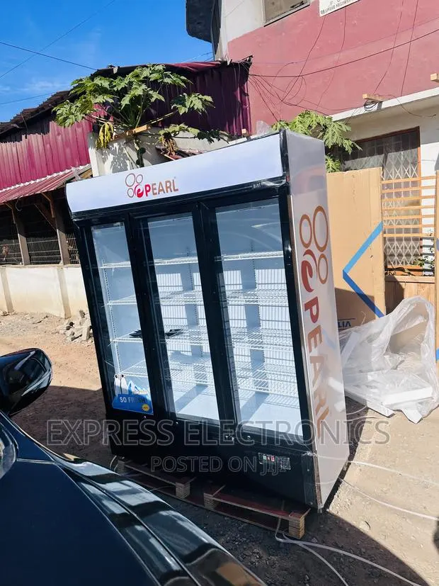 3doors Glass Display Fridge Pearl PVC-150 · Photo 1