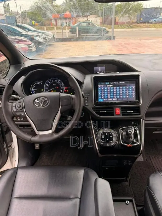 Toyota Esquire 1.8 FWD Hybrid (7 seater) 2016 White · Photo 1