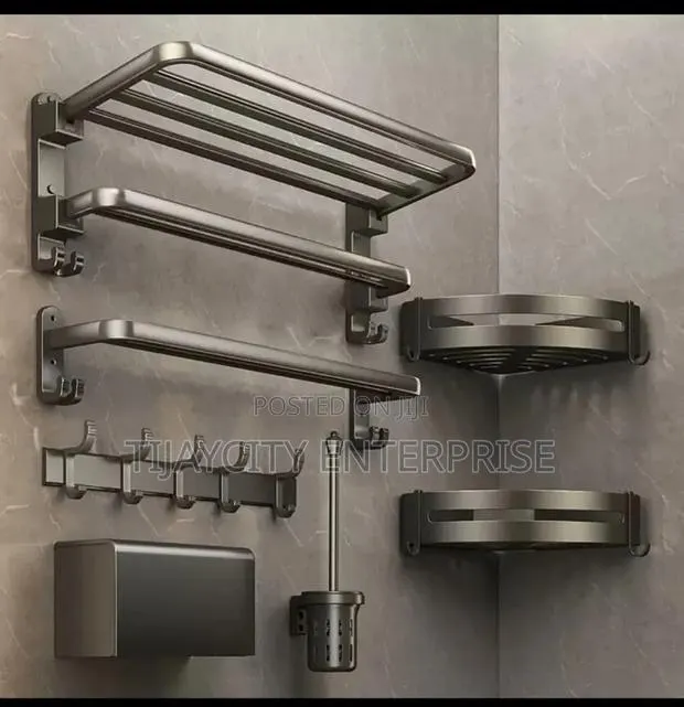 Multiple Pieces Bathroom Hardware Set · Photo 1