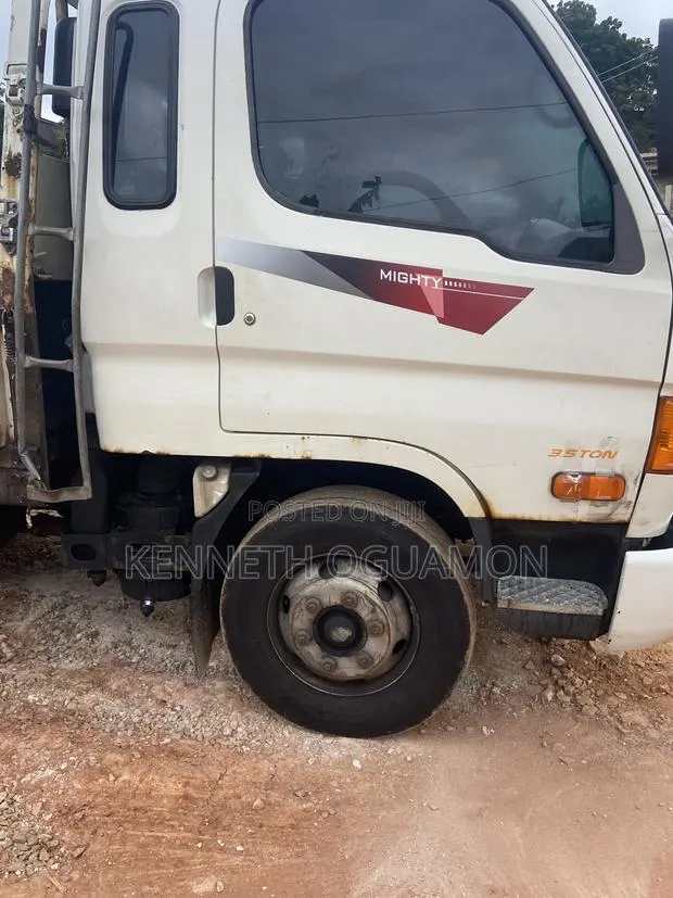 Hyundai Porter II 2011 White · Photo 1