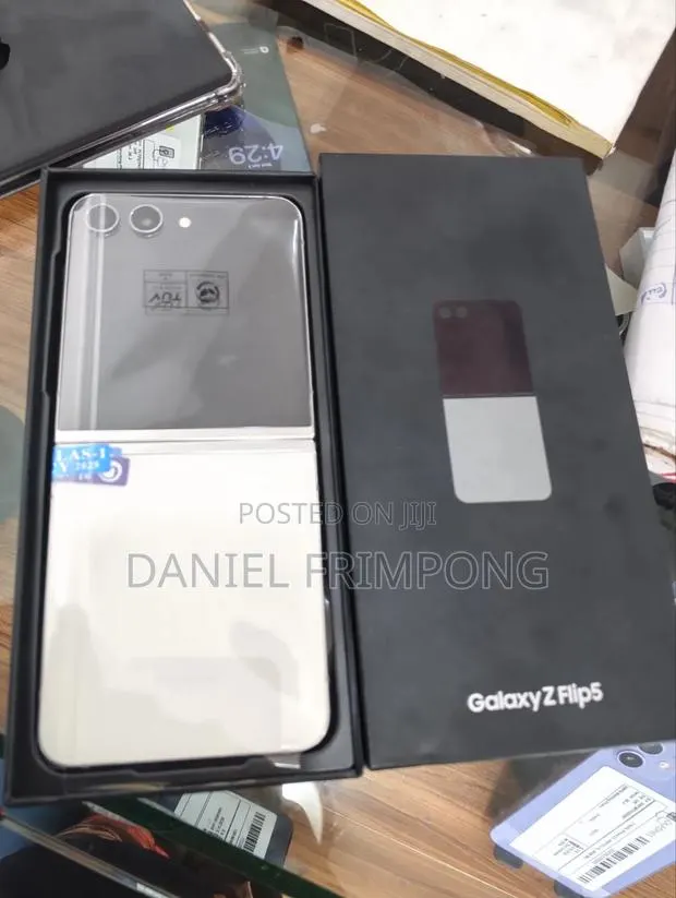 New Samsung Galaxy Z Flip5 256 GB Silver · Photo 1