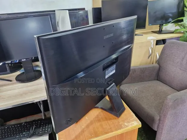 28" Uhd Monitor · Photo 1