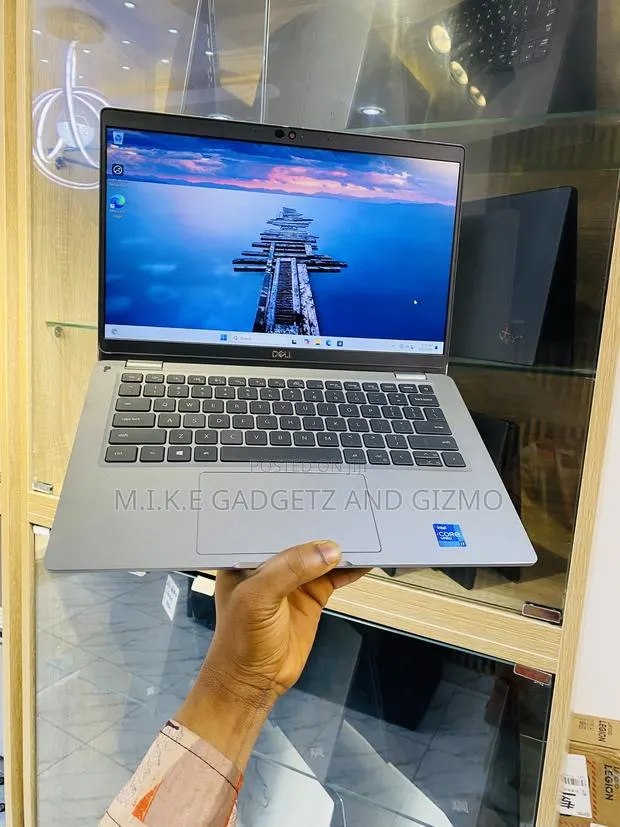 Laptop Dell Latitude 5320 32GB Intel Core i7 SSD 512GB · Photo 1