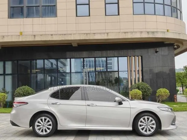 Toyota Camry 2020 · Photo 1