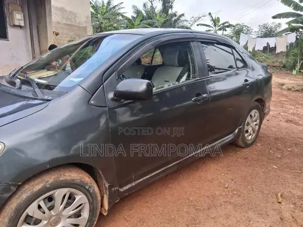 Toyota Yaris Base Sedan 4dr 2010 Blue · Photo 1