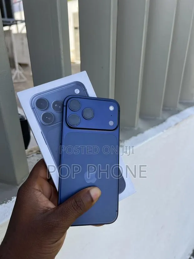 Apple iPhone 16 Pro Max 256 GB Blue · Photo 1