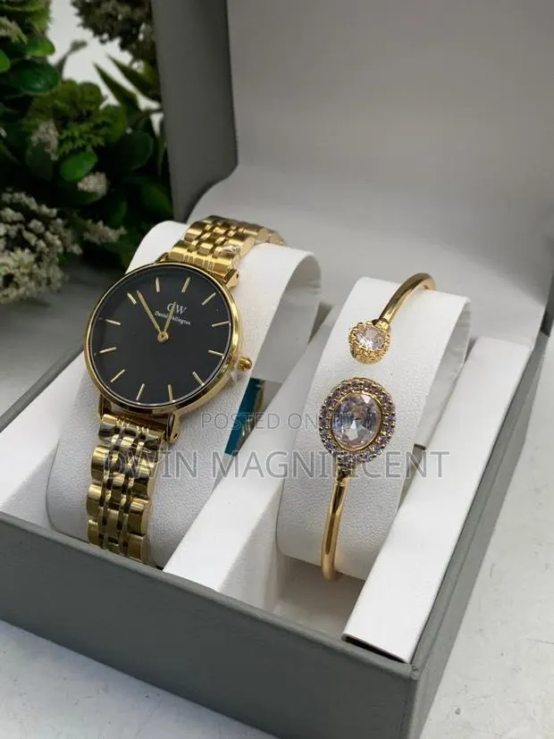 Ladies Silver and Gold Watch With Bracelet · Photo 1