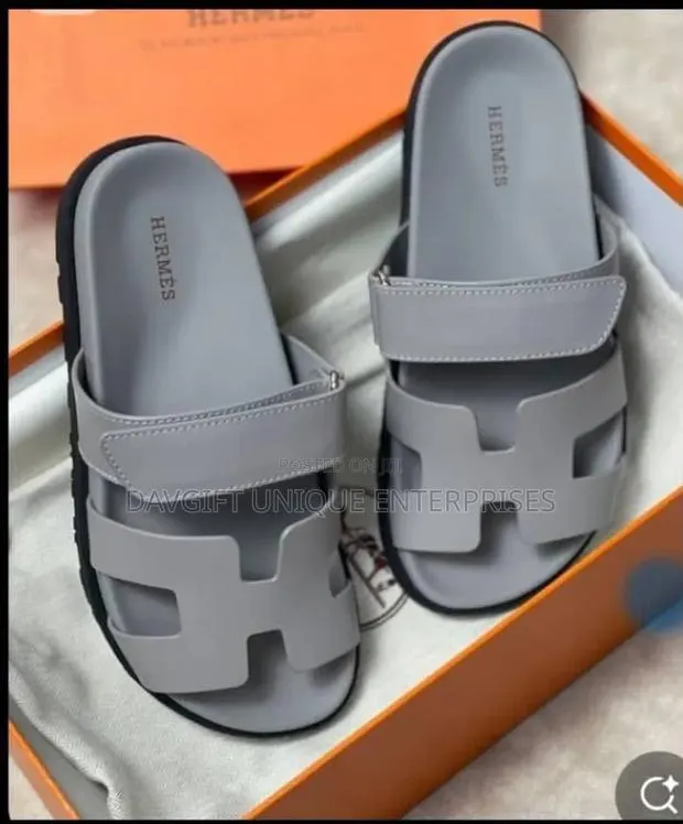 Hermes Slippers in Box With Gift Bag · Photo 1