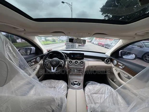 Mercedes-Benz C300 2019 White · Photo 1