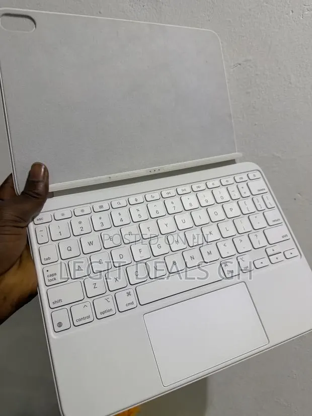 Apple Magic Keyboard Folio A16 · Photo 1