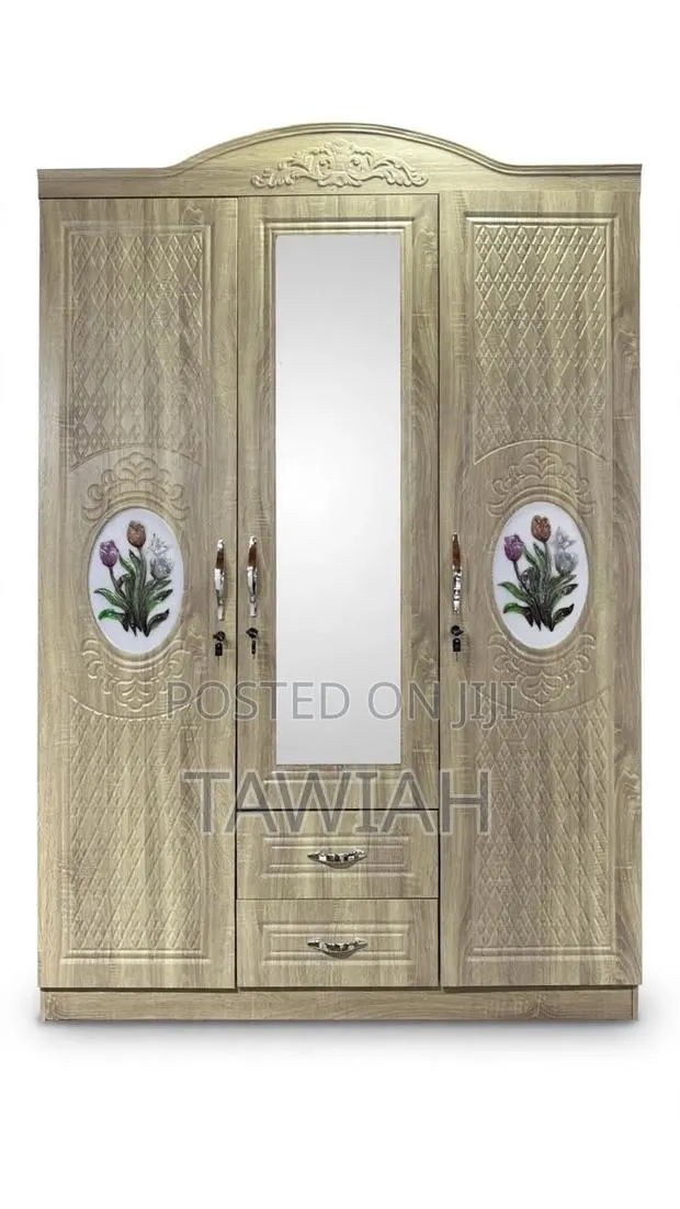 3- Doors Wooden Wardrobe With Mirror · Photo 1