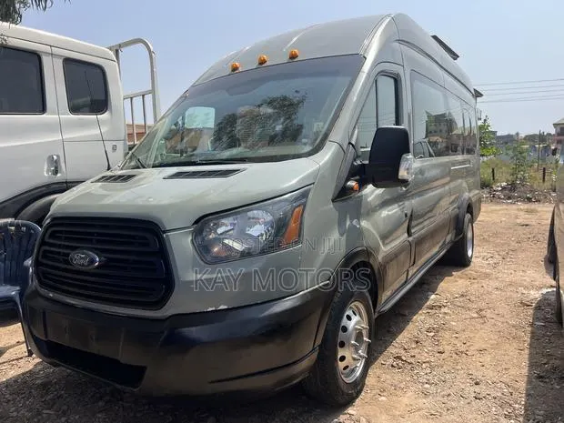 Ford Transit 2019 Green · Photo 1