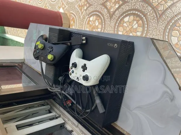 Xbox One With Two Games · Photo 1