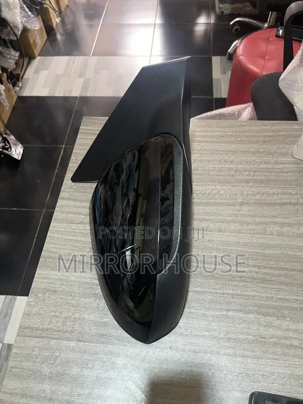 Hyundai Elantra 2017-2020 Side Mirror With Blindspot Only · Photo 1