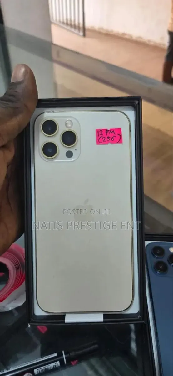 New Apple iPhone 13 Pro Max 256 GB Gold · Photo 1
