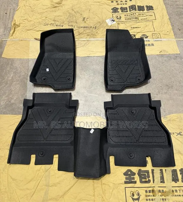 Jeep Wrangle 5D Floor Mat · Photo 1