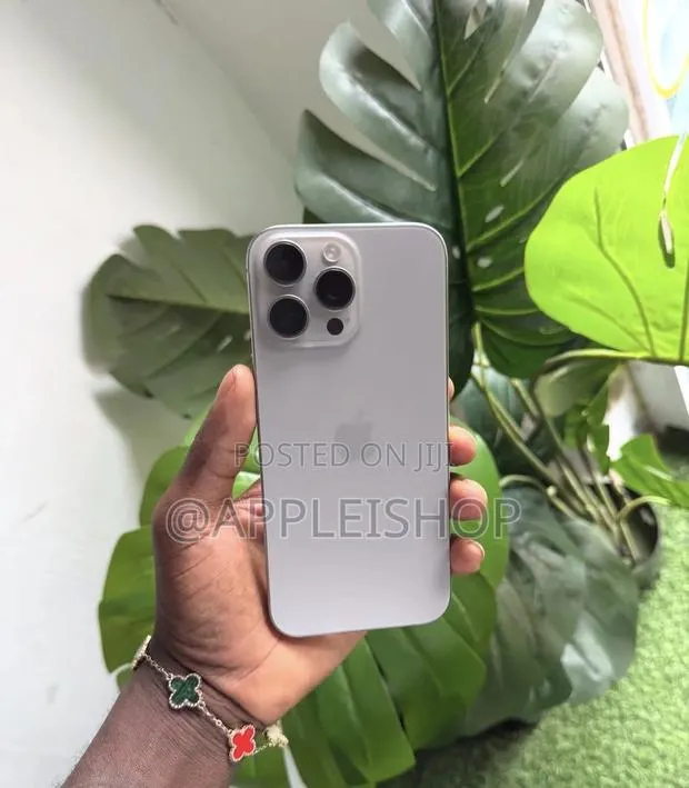 Apple iPhone 16 Pro Max 512 GB Silver · Photo 1