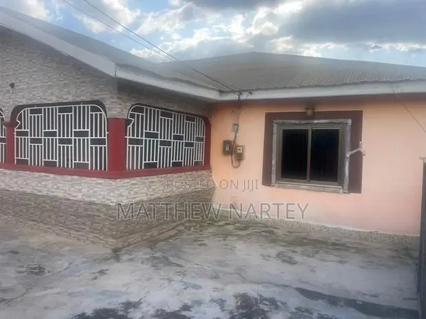Furnished 8bdrm House in Wmaase Street, Kwabre for sale · Photo 1