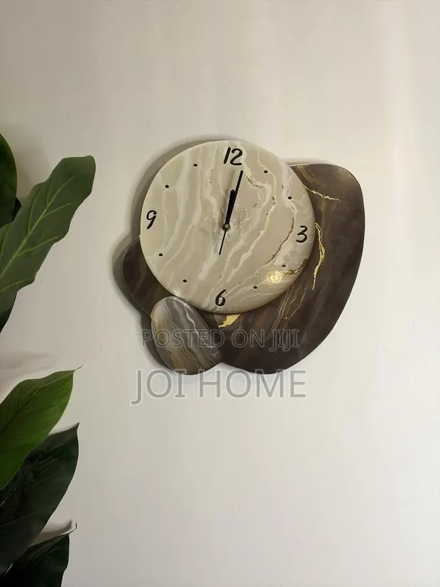 Stylist Wall Clock · Photo 1