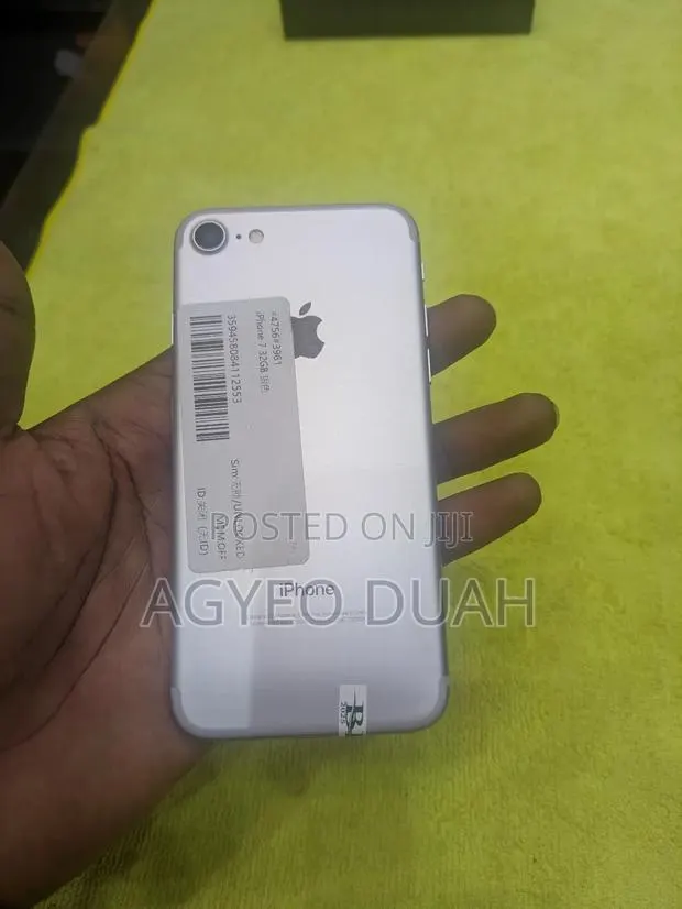 New Apple iPhone 7 32 GB Silver · Photo 1