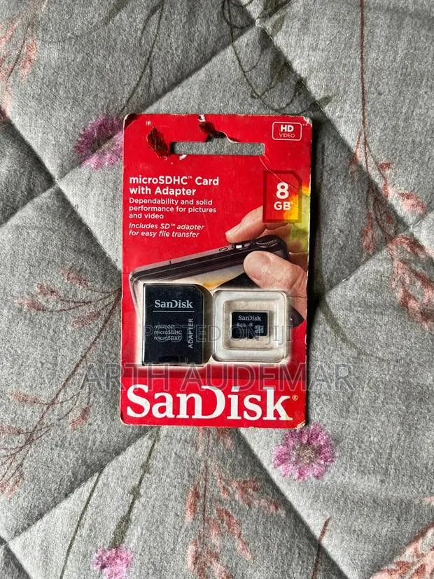SanDisk microSDHC Card With Adapter · Photo 1