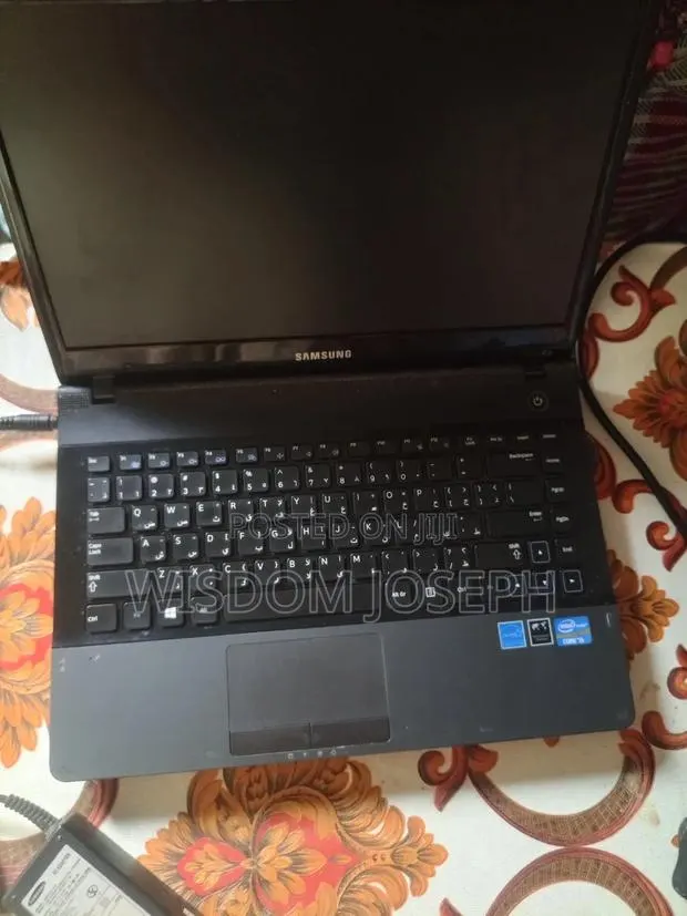 Laptop Samsung NP300E5C 4GB Intel Core i5 HDD+SSD 320GB · Photo 1