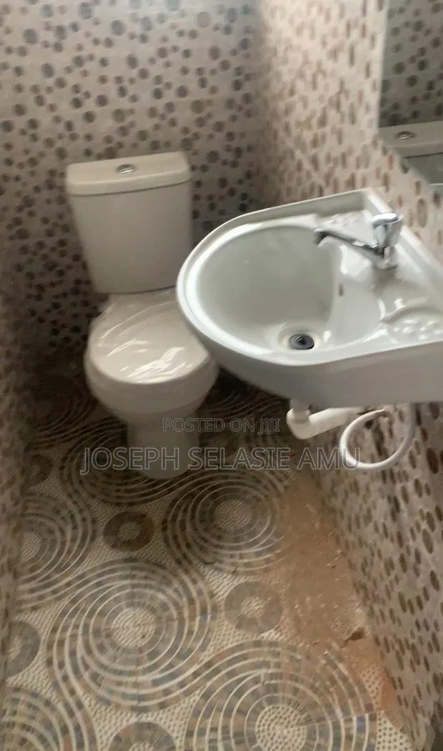 Bathrooms and Toilet Installation · Photo 3