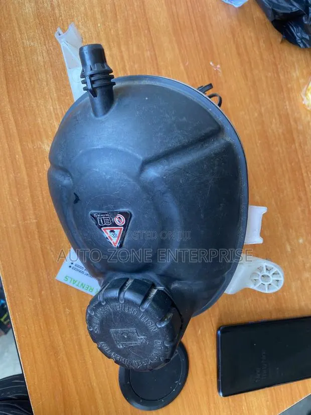 Mercedes Benz C-Class Coolant Reservoir Tank/Coolant Expansion Bottle · Photo 1