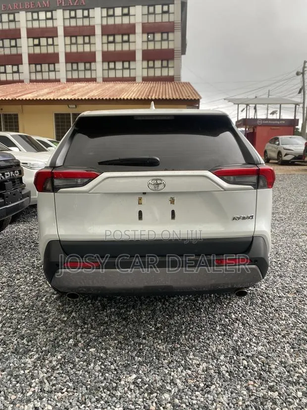 Toyota RAV4 XLE FWD 2023 White · Photo 1