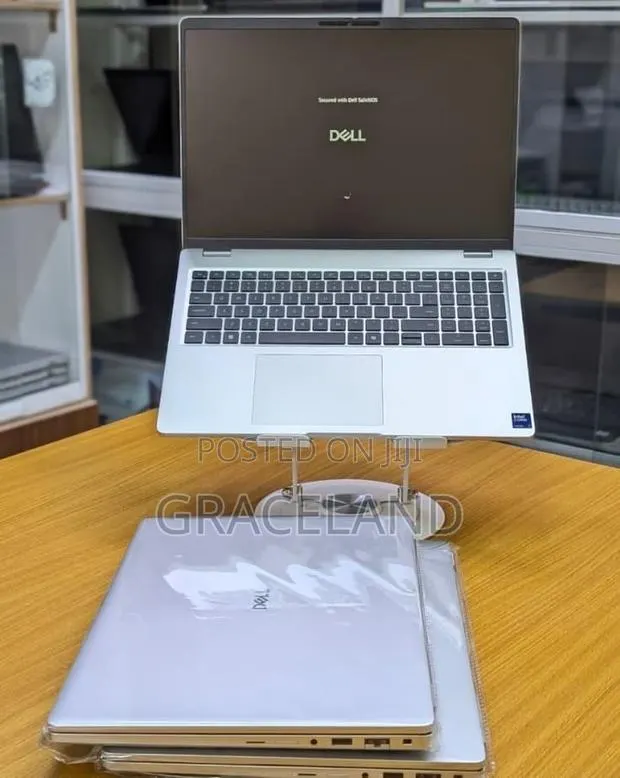 New Laptop Dell Pro 16 16GB Intel Core Ultra 7 SSD 512GB · Photo 1