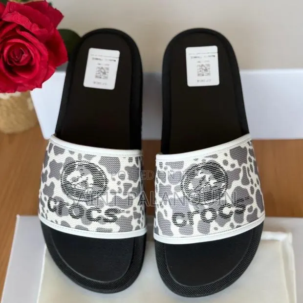 Crocs Comfortable Palm Slippers · Photo 1