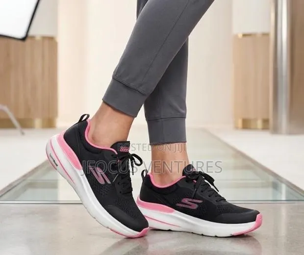 Sketchers Sneakers · Photo 1