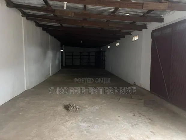 220 SQM Warehouse at Kwame Nkrumah Circle · Photo 1