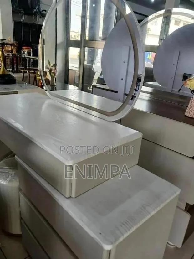 Dresser and Drawers · Photo 1