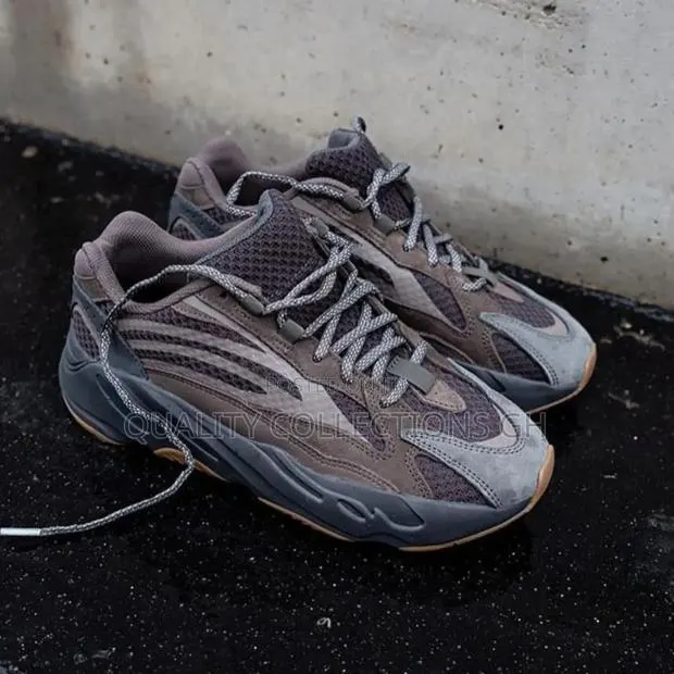 Yeezy Boost 700 Brown · Photo 1