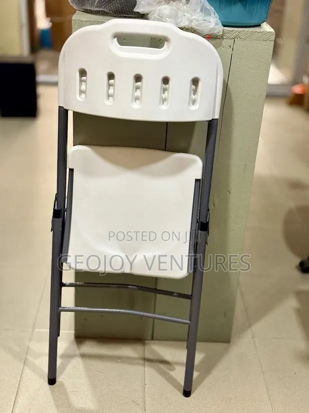 Whte Folding Chair · Photo 1