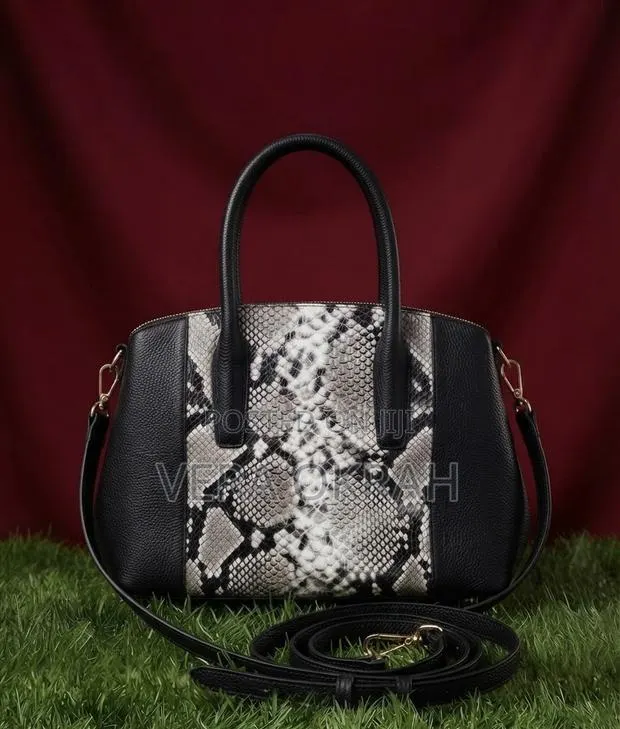 Black Handbag · Photo 1