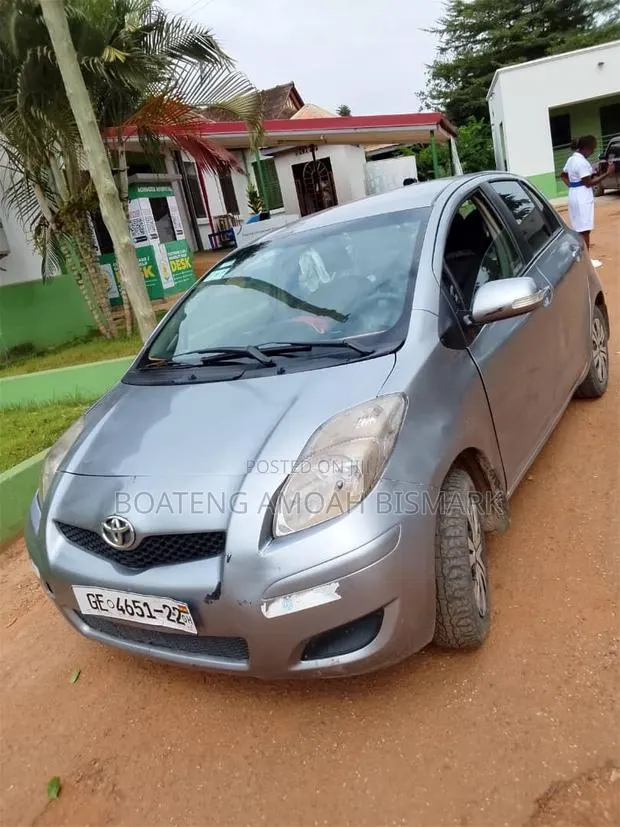 Toyota Vitz 2010 Gray · Photo 1