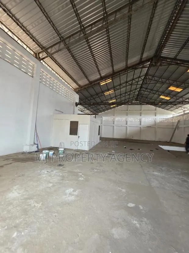 650 SQM Self Compound Warehouse · Photo 1