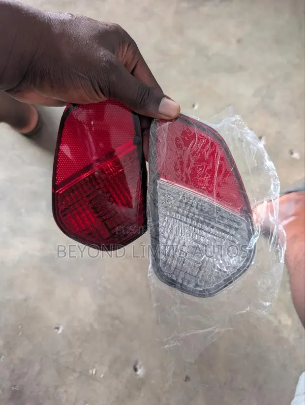 Mitsubishi Outlander 2016,2017,2018,2019 Back Bumper Reflector · Photo 1