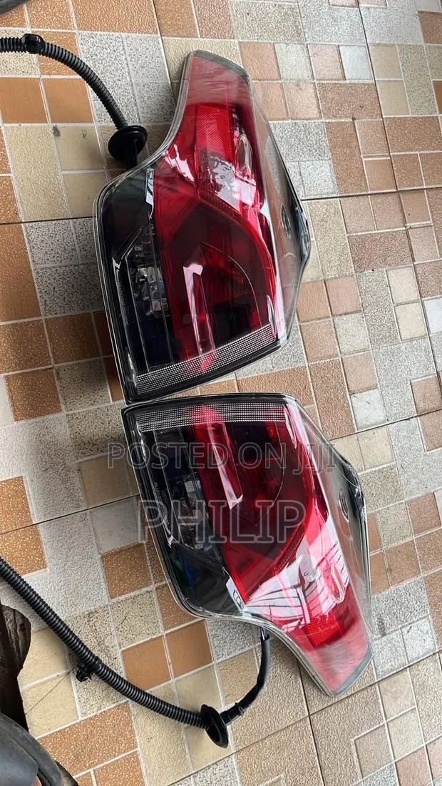 RAV4 2016 Tail Light Pair · Photo 1