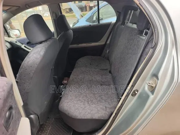Toyota Vitz 1.0 FWD 3dr 2010 Gray · Photo 1