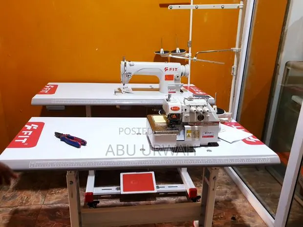 4 Thread Fit Industrial Knitting Machine · Photo 1