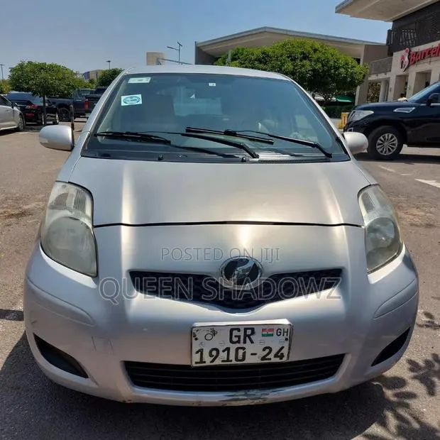 Toyota Vitz 2010 Silver · Photo 1